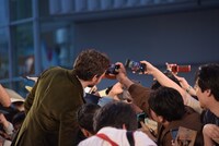 ファンと写真を撮るオールデン・エアエンライク。