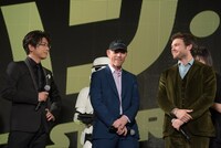 左から左から及川光博、ロン・ハワード監督、オールデン・エアエンライク。