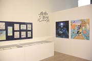 「夜明け告げるルーのうた」展示の様子。