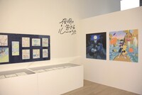 「夜明け告げるルーのうた」展示の様子。