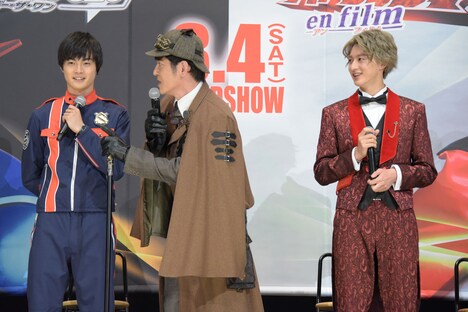 推理を外してしまった田中直樹（中央）。