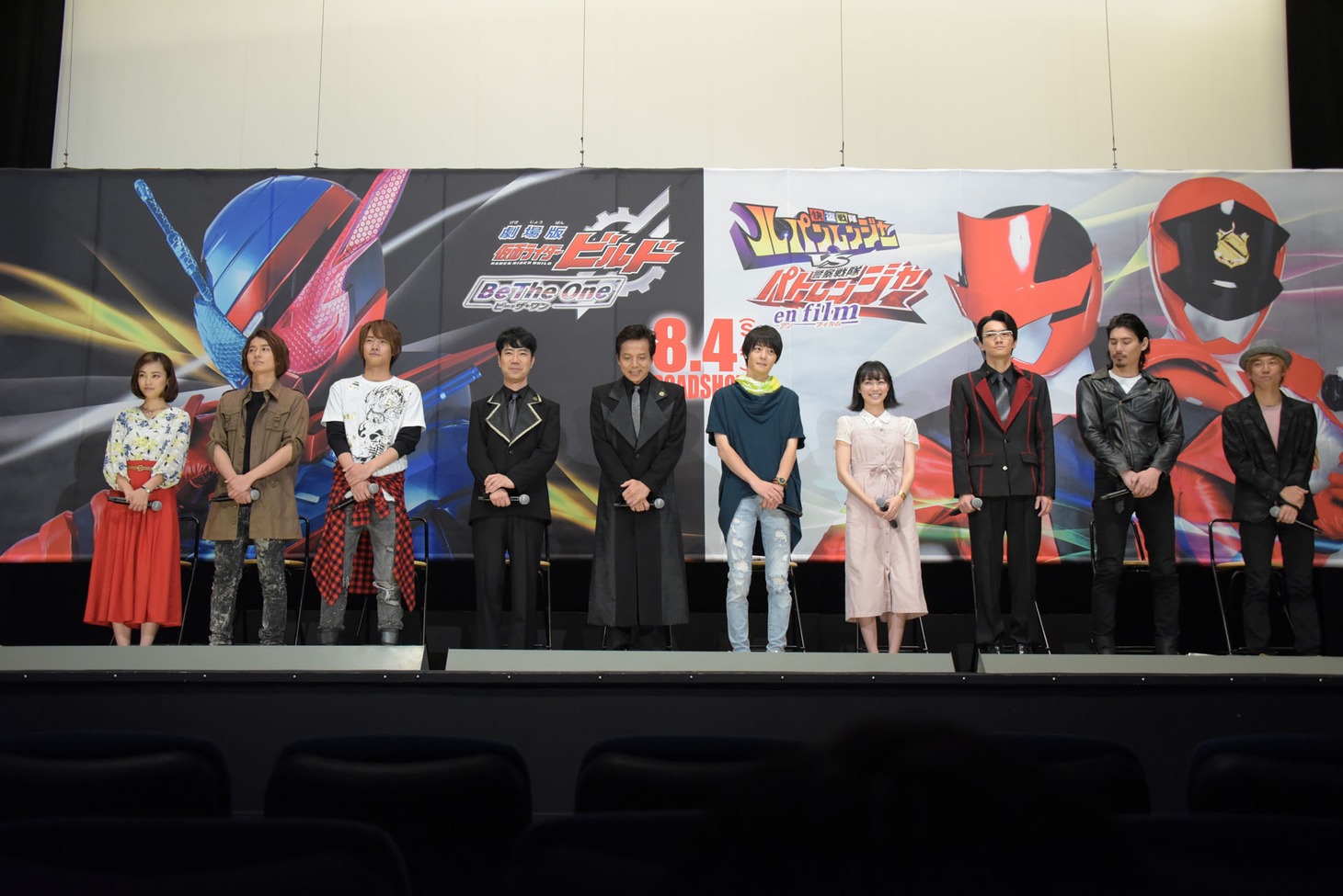 「劇場版 仮面ライダービルド Be The One」製作発表会見の登壇者たち。