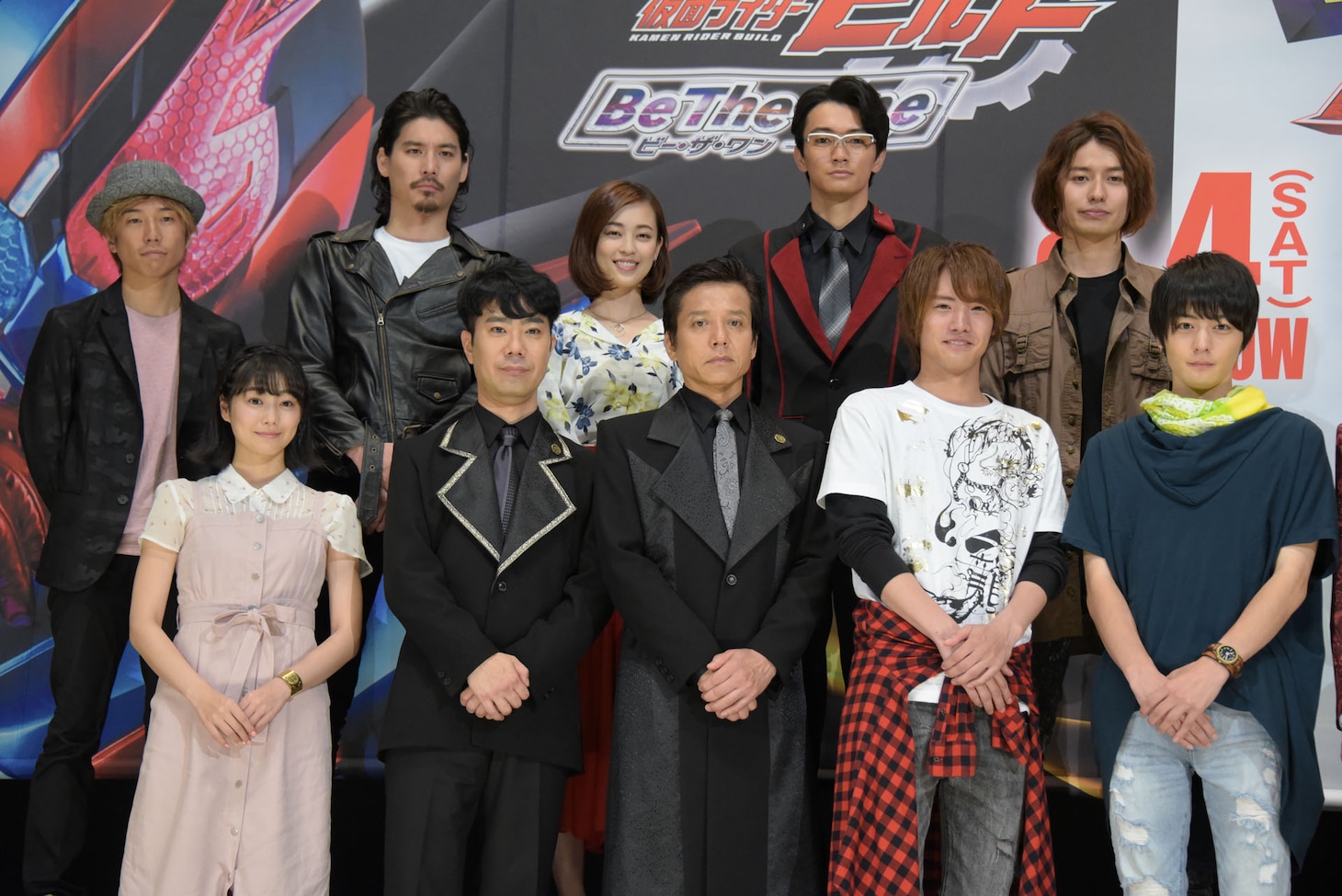 「劇場版 仮面ライダービルド Be The One」製作発表会見に登壇した藤井隆（前列左から2人目）。