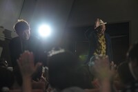 司会の大げさな紹介を受け、登壇したTKO。