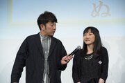 受賞者の女性に話を聞く木本武宏（左）。