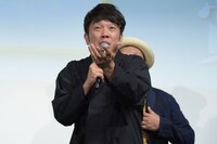 受賞者の女性と握手しようとするも、素通りされてしまった木本武宏。