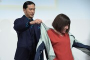 受賞者の女性に赤松運送のジャケットを着せる長瀬智也（左）。