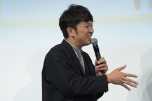 受賞者の女性と握手しようとするも、見えなかったことにされた木本武宏。