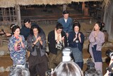 号泣する田上晃吉（上段右）に拍手を送る共演陣。