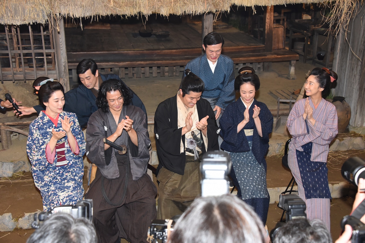 号泣する田上晃吉（上段右）に拍手を送る共演陣。