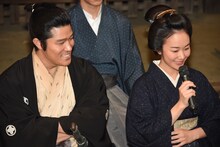 左から鈴木亮平、黒木華。