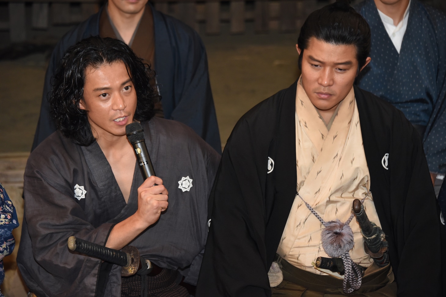 左から小栗旬、鈴木亮平。