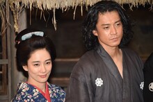 左から水川あさみ、小栗旬。