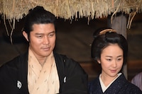 左から鈴木亮平、黒木華。