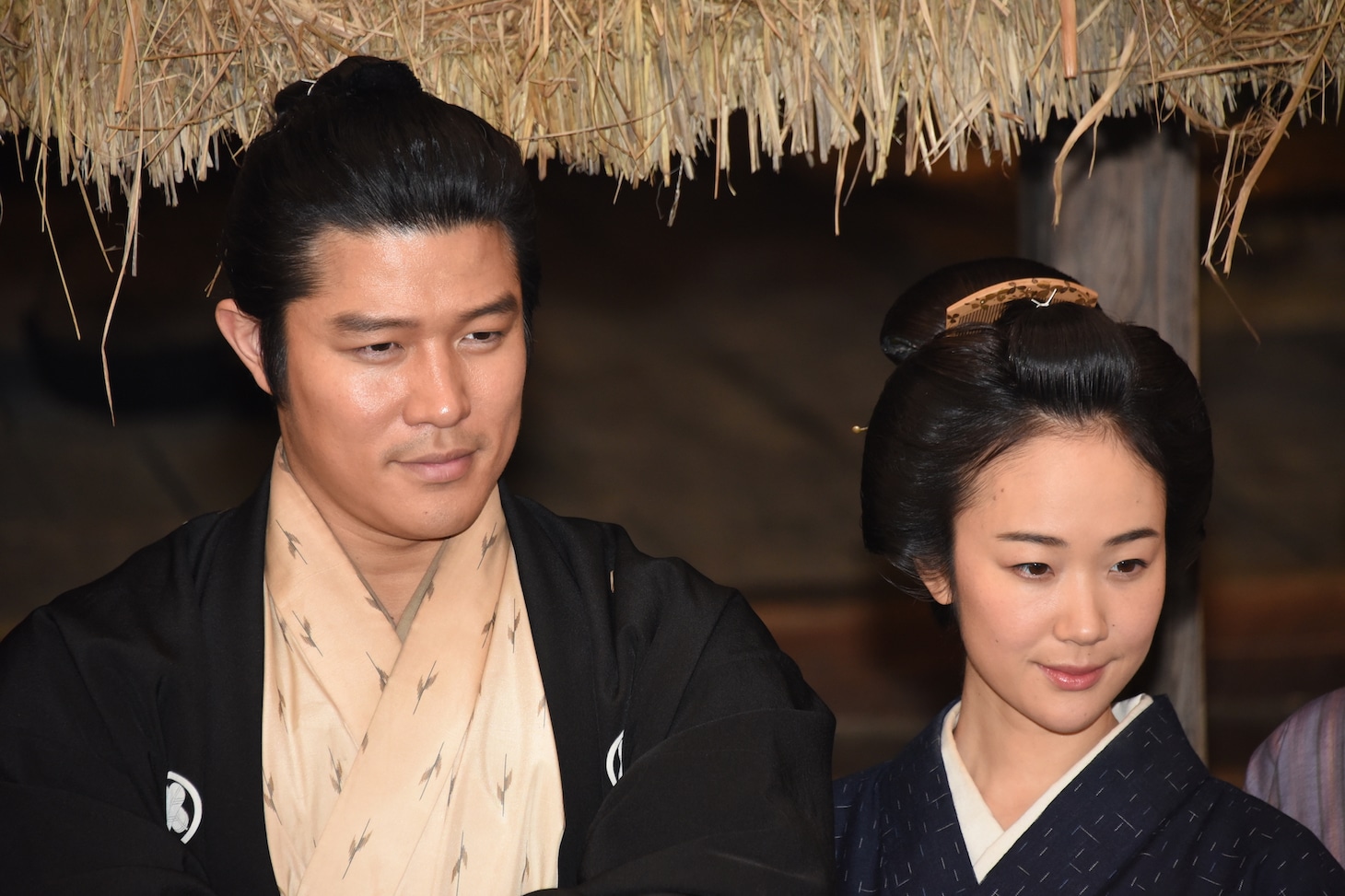 左から鈴木亮平、黒木華。