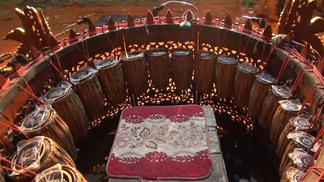 「MANDALAY STAR -ミャンマー民族音楽への旅-」に登場する、ミャンマーの伝統楽器サインワイン。