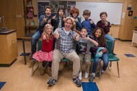 スティーヴン・チョボスキー（中央）と子役たち。