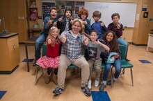 スティーヴン・チョボスキー（中央）と子役たち。