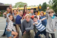 スティーヴン・チョボスキー（中央）と子役たち。