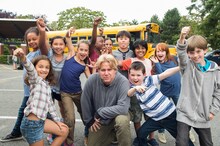 スティーヴン・チョボスキー（中央）と子役たち。