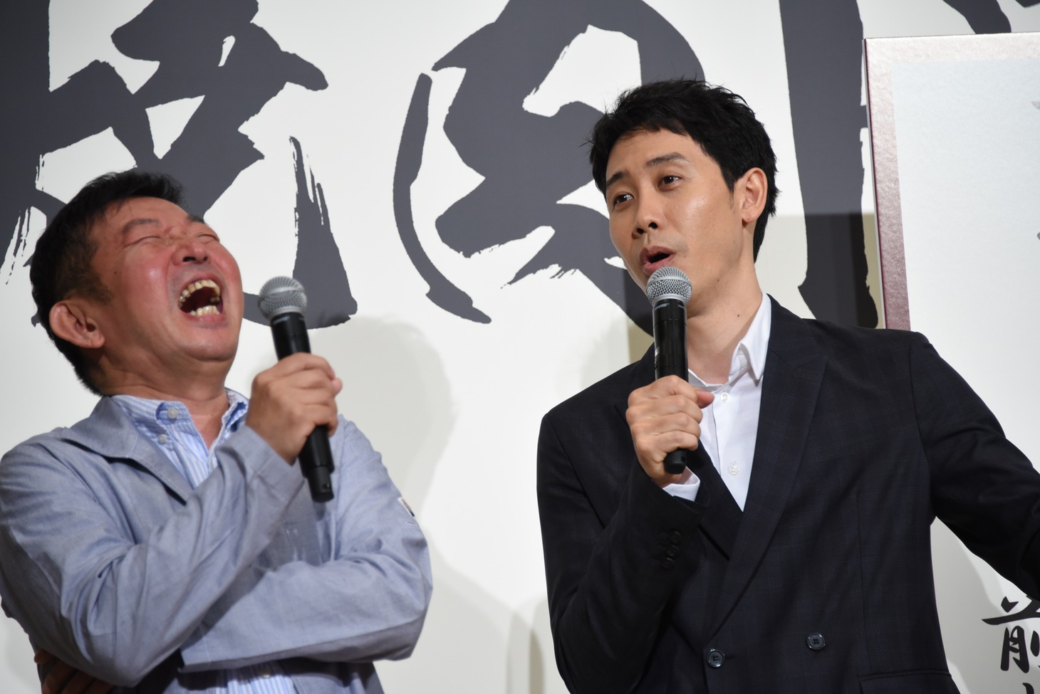 左から鄭義信、大泉洋。