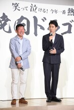 左から鄭義信、大泉洋。