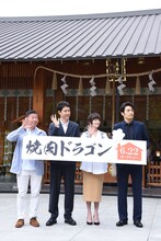 「焼肉ドラゴン」大ヒット祈願イベントの様子。左から鄭義信、大泉洋、真木よう子、大谷亮平。