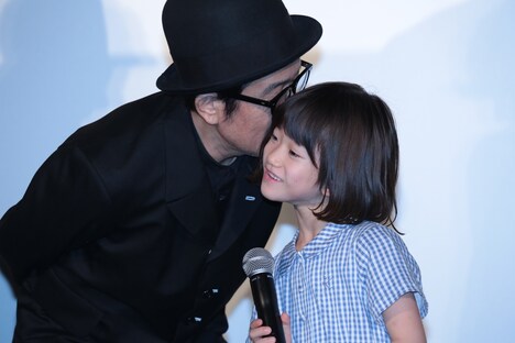 佐々木みゆ（右）に何やら耳打ちするリリー・フランキー（左）。