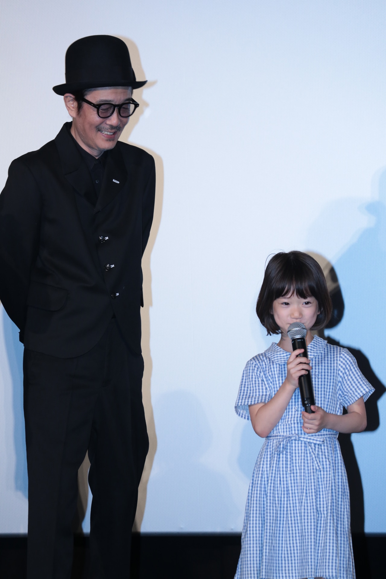 左からリリー・フランキー、佐々木みゆ。