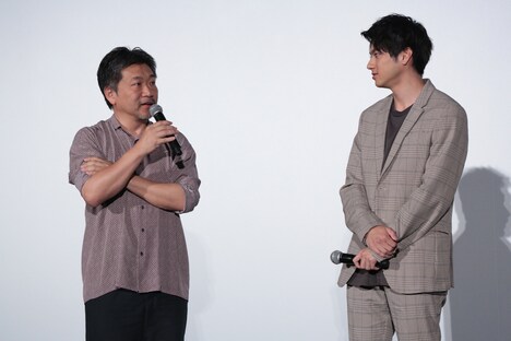 左から是枝裕和、山田裕貴。