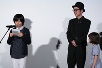 手紙を読み上げる城桧吏（左）とリリー・フランキー（右）。