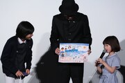 佐々木みゆ（右）の描いた似顔絵を見る城桧吏（左）とリリー・フランキー（中央）。