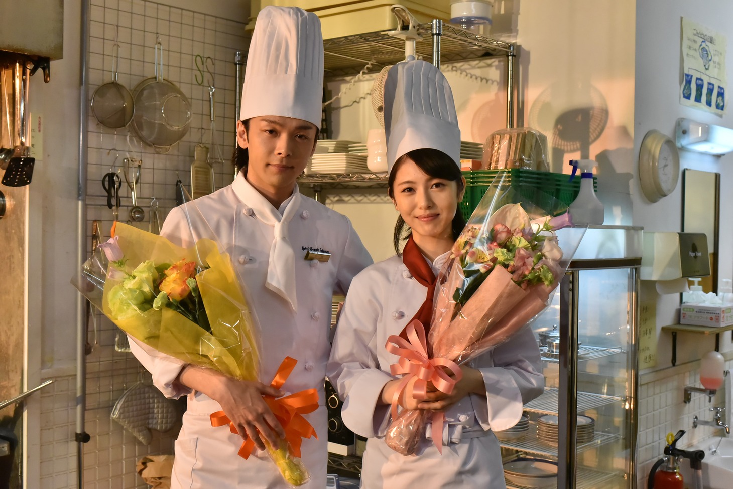 クランクアップを迎えた中村倫也（左）と浜辺美波（右）。