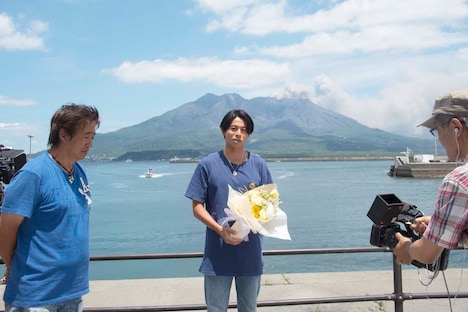 クランクアップを迎えた吉沢悠（中央）。