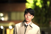 東出昌大演じる亮平。