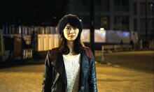 山下リオ演じるマヤ。