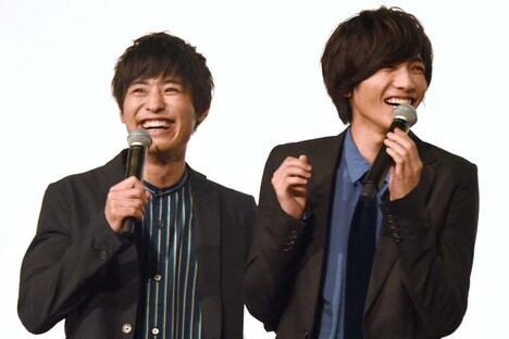 左から堀井新太、志尊淳。