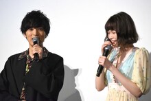 左から桐山漣、玉城ティナ。