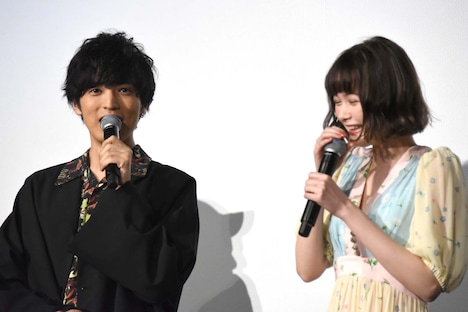 左から桐山漣、玉城ティナ。