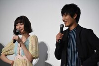 左から玉城ティナ、堀井新太。