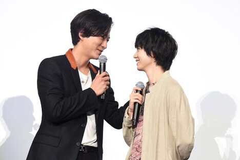 見つめ合う浅香航大（左）と小越勇輝（右）。