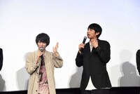 左から小越勇輝、徳井義実。