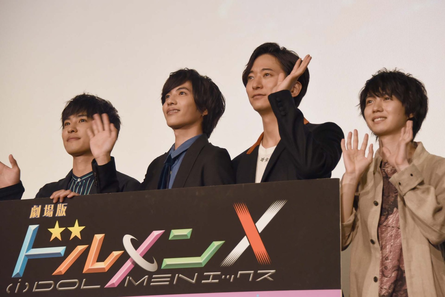 「劇場版ドルメンX」の初日舞台挨拶の様子。