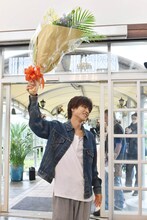 クランクアップを迎え、花束を掲げる岩田剛典。