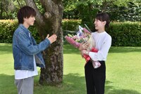 左から岩田剛典、戸田恵梨香。