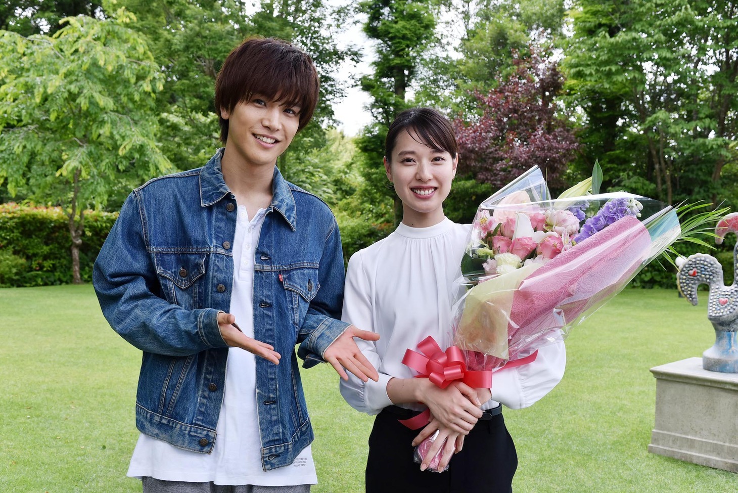 左から岩田剛典、戸田恵梨香。