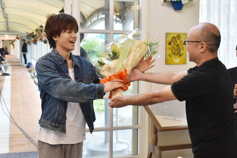 クランクアップを迎え、花束を受け取る岩田剛典（左）。