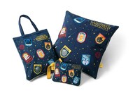 左からトートバッグ（3240円）、ポーチ（1944円）、クッションカバー（3240円）。