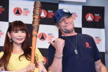 左から中川翔子、マイケル・ルーカー。