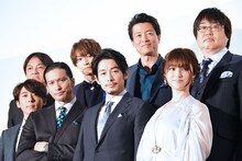 「空飛ぶタイヤ」公開記念舞台挨拶の様子。下段左から高橋一生、長瀬智也、ディーン・フジオカ、深田恭子。上段左から本木克英、阿部顕嵐、寺脇康文、六角精児。